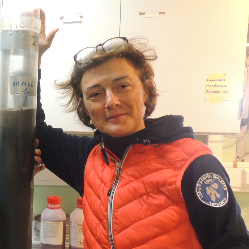 Giuliana Panieri En kvinne med et stort plastrør med noe som ser ut som sand.